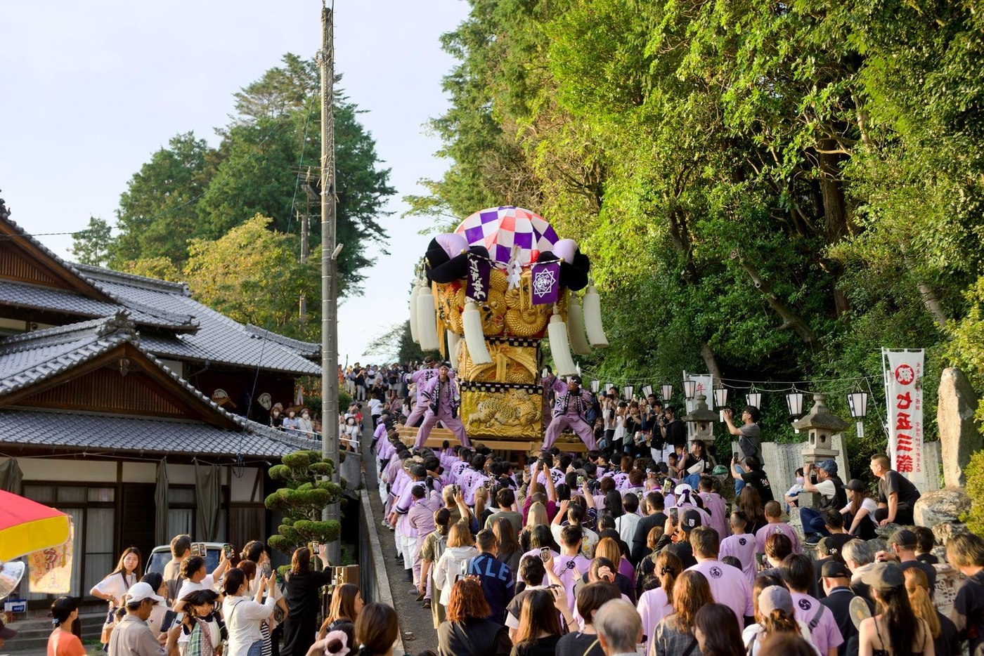坂道を上り萩岡神社へ向かう萩生西太鼓台