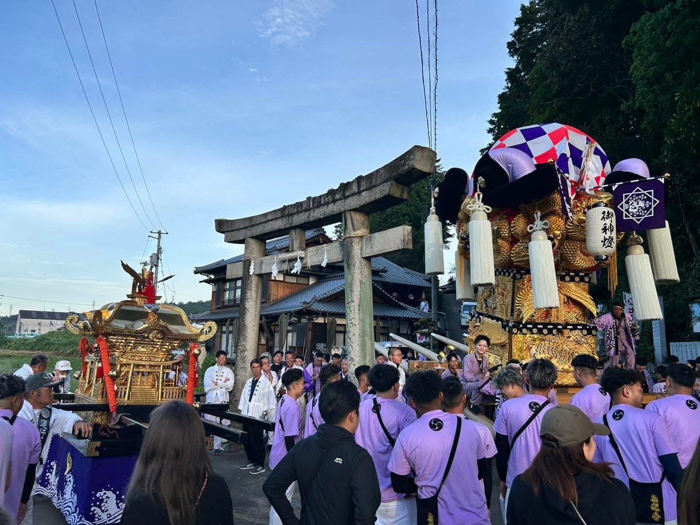 萩岡神社の鳥居前でご神輿を迎える萩生西太鼓台