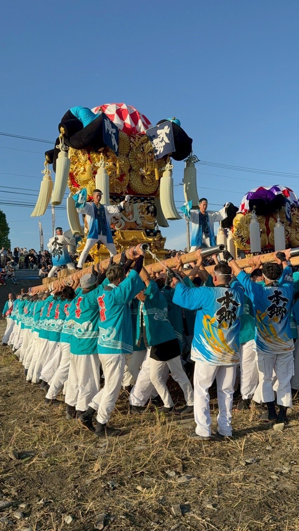 かき夫が肩を並べて差し上げる飯岡本郷太鼓台