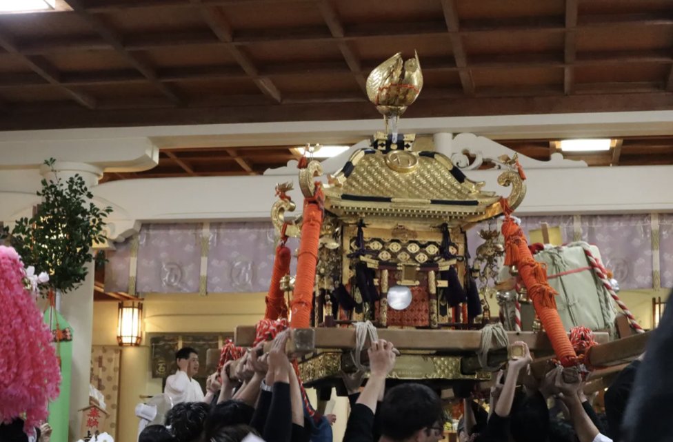 おかげ神輿を担ぐ担ぎ手たち