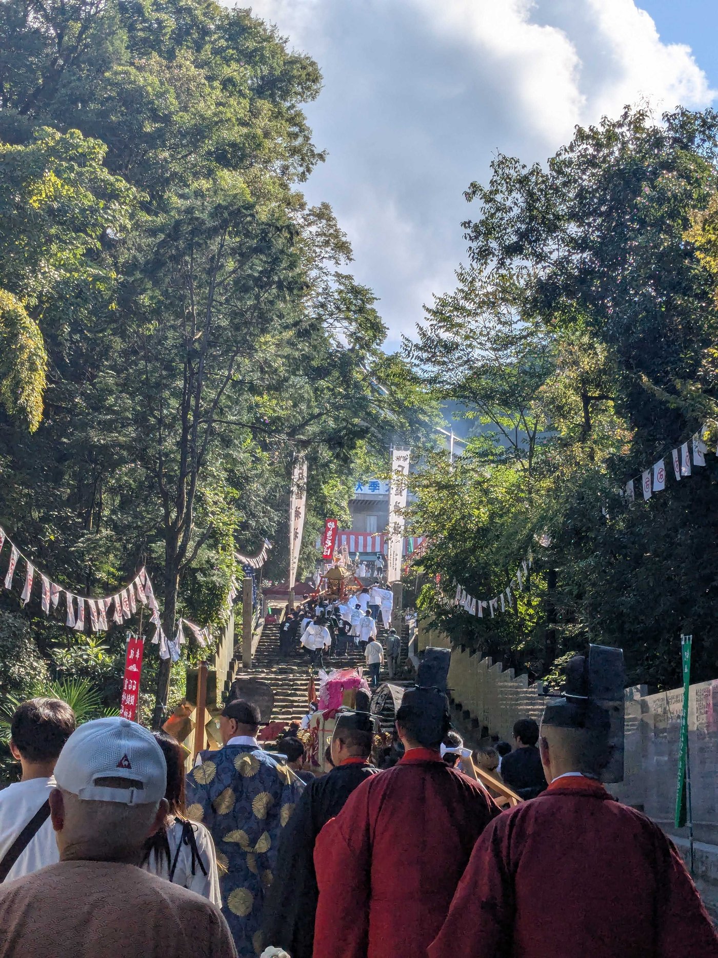 参道を進む秋季例大祭の行列