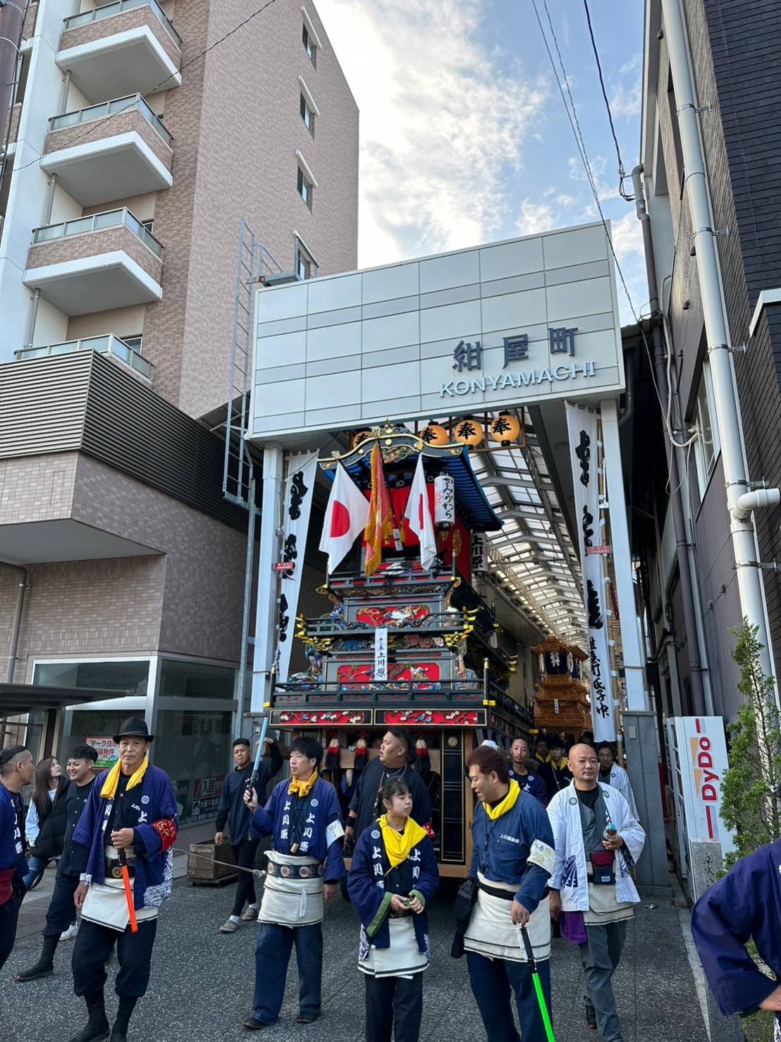 紺屋町のアーケード前を巡行する上川原屋台