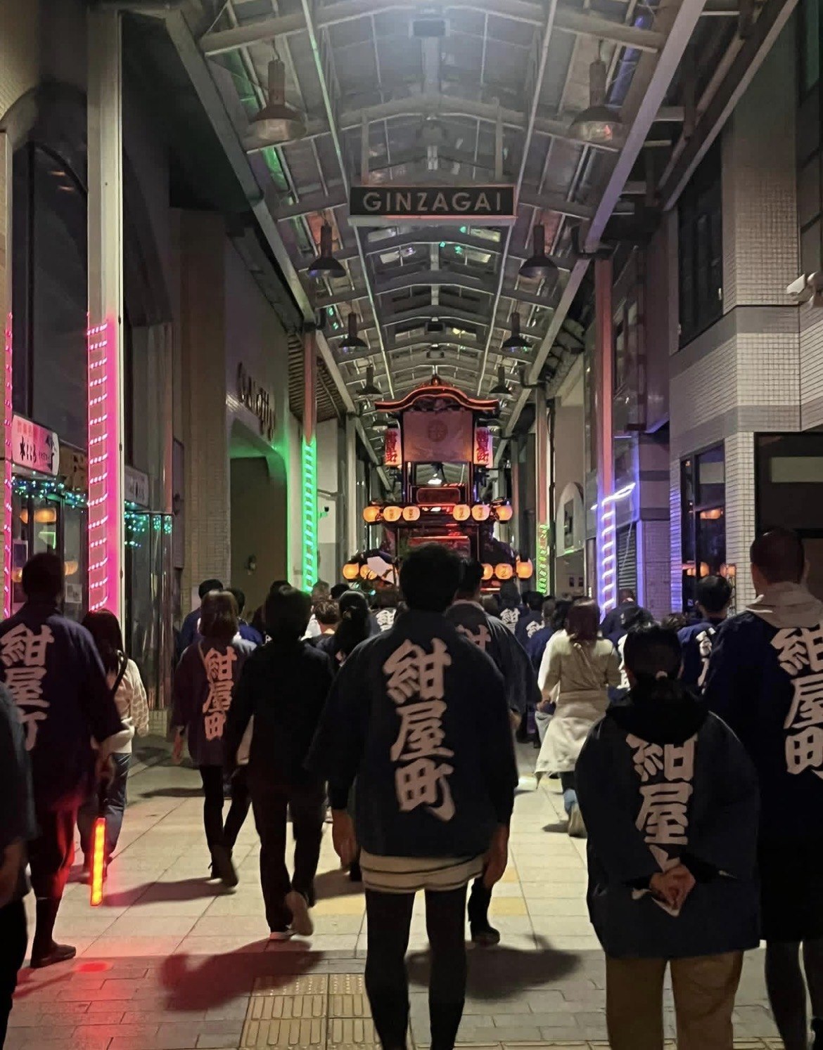 夜の商店街を進む紺屋町だんじり