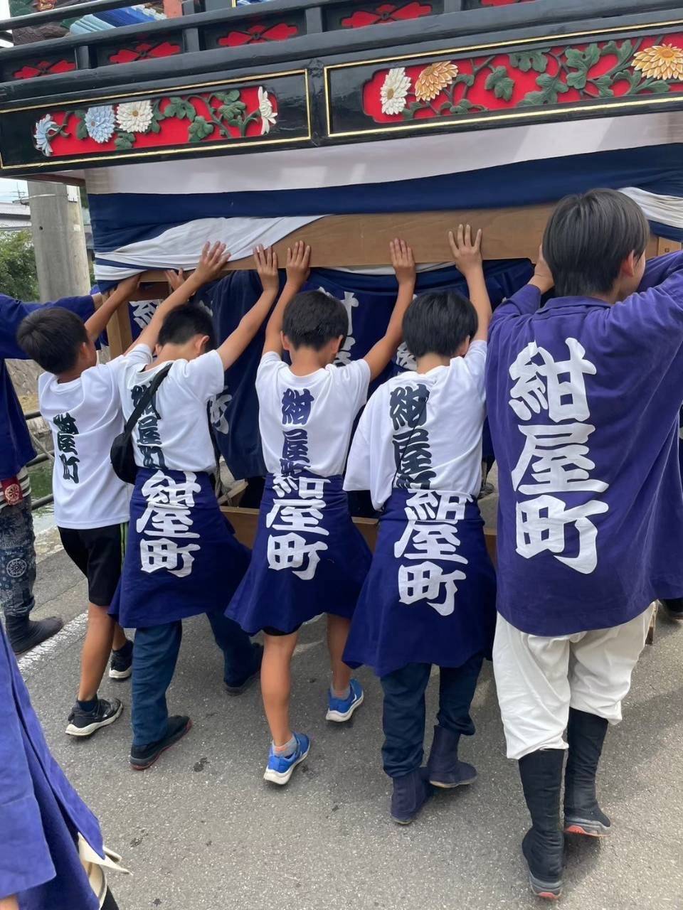 だんじりを担ぐ子どもたち