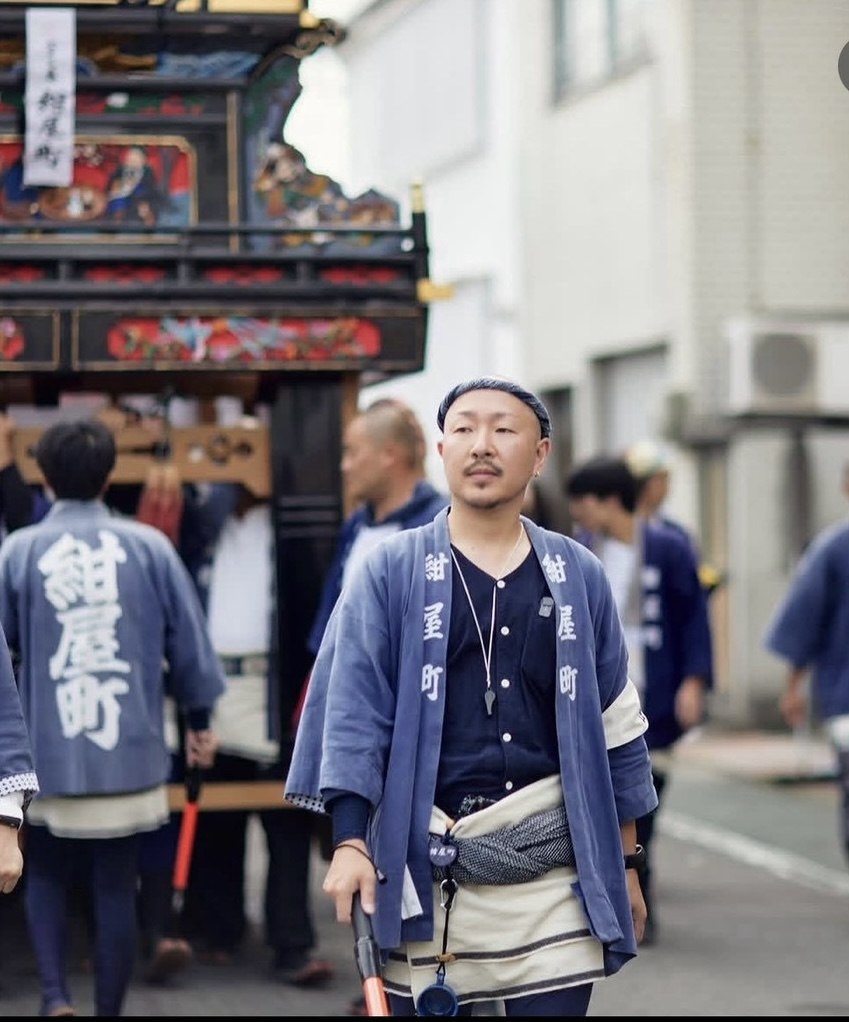 祭り装束姿の日野山人さん